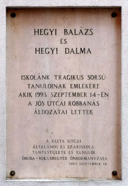 A Hegyi testvérpár emléktáblája a Kelta utcai iskola falán
